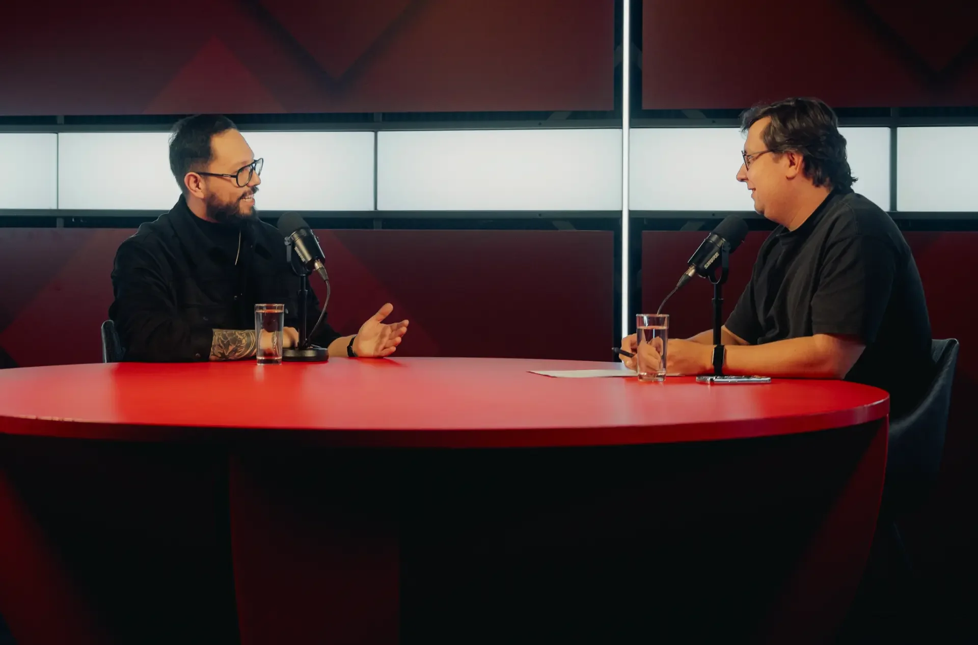Jaime Yáñez conversando en una mesa de podcast